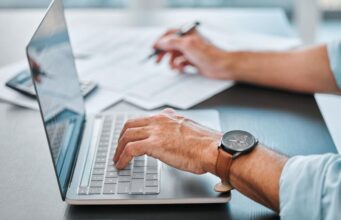 Księgowa na etacie czy usługi zewnętrznego biura? uslugi ksiegowe