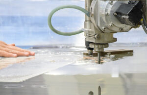 Zastosowanie technologii cięcia wodą w przemyśle lotniczym, motoryzacyjnym i medycznym cięcie wodą